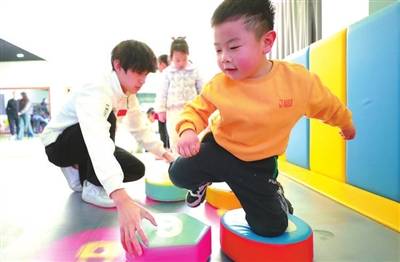 “这样的大哥哥大姐姐我们喜欢”19体育入口(图1)