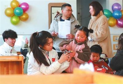 “这样的大哥哥大姐姐我们喜欢”19体育入口(图2)