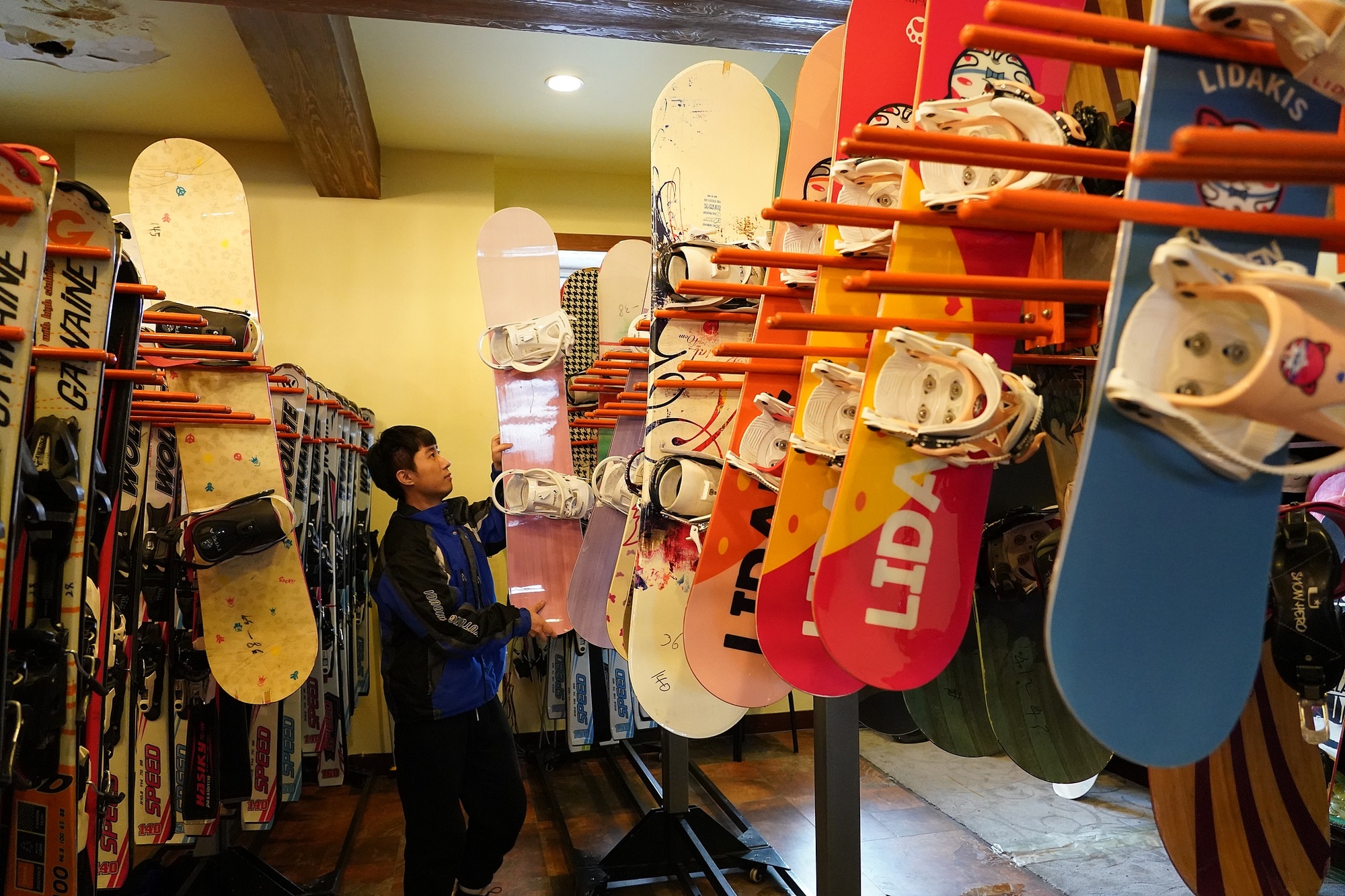 19体育平台“发展冰雪产业丰富群众冰雪赛事活动”(图3)