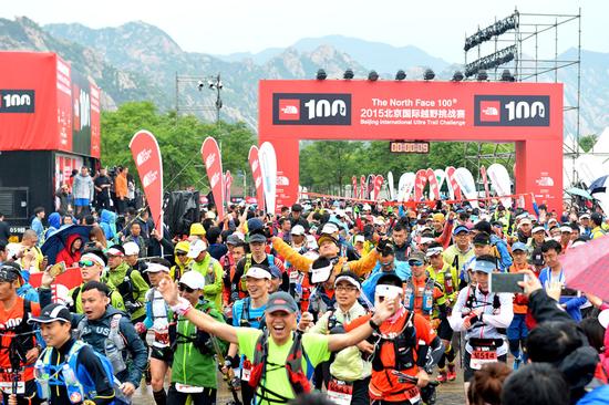 马拉松赛公益行跑者传递正19体育注册能量(图1)